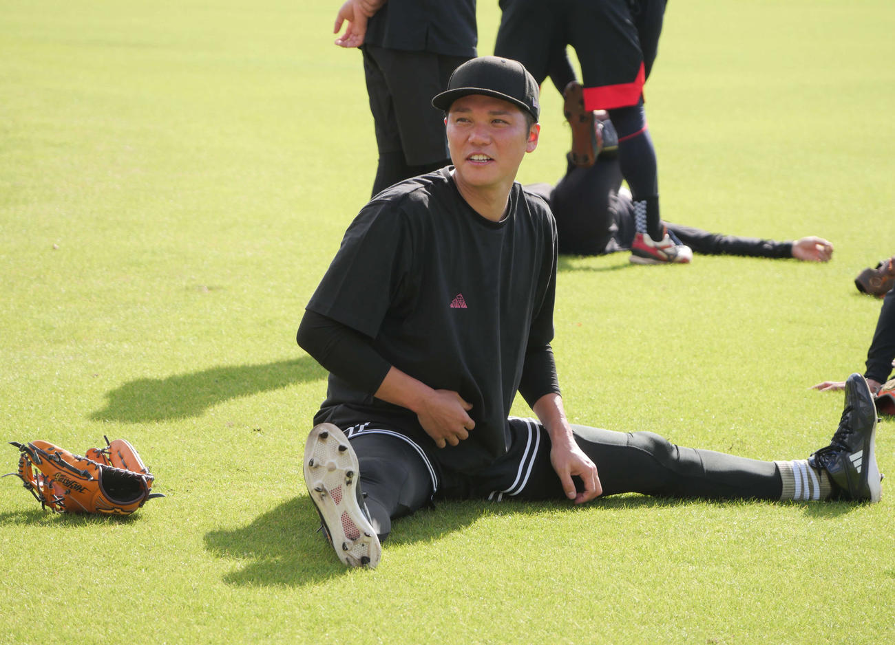 ストレッチをする巨人坂本（撮影・上田悠太）