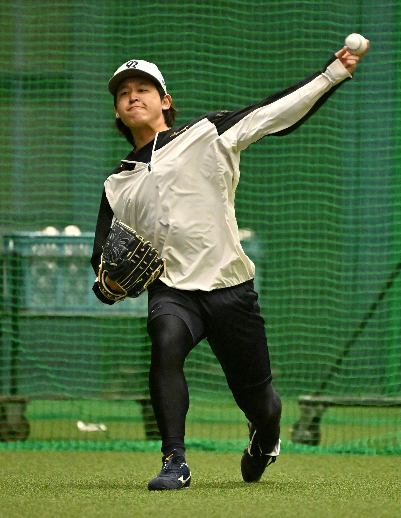 室内練習場でキャッチボールをする宮城（撮影・石井愛子）