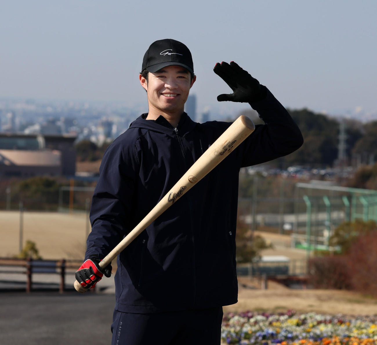 自主トレを公開し敬礼ポーズで笑顔を見せる中野（撮影・加藤哉）