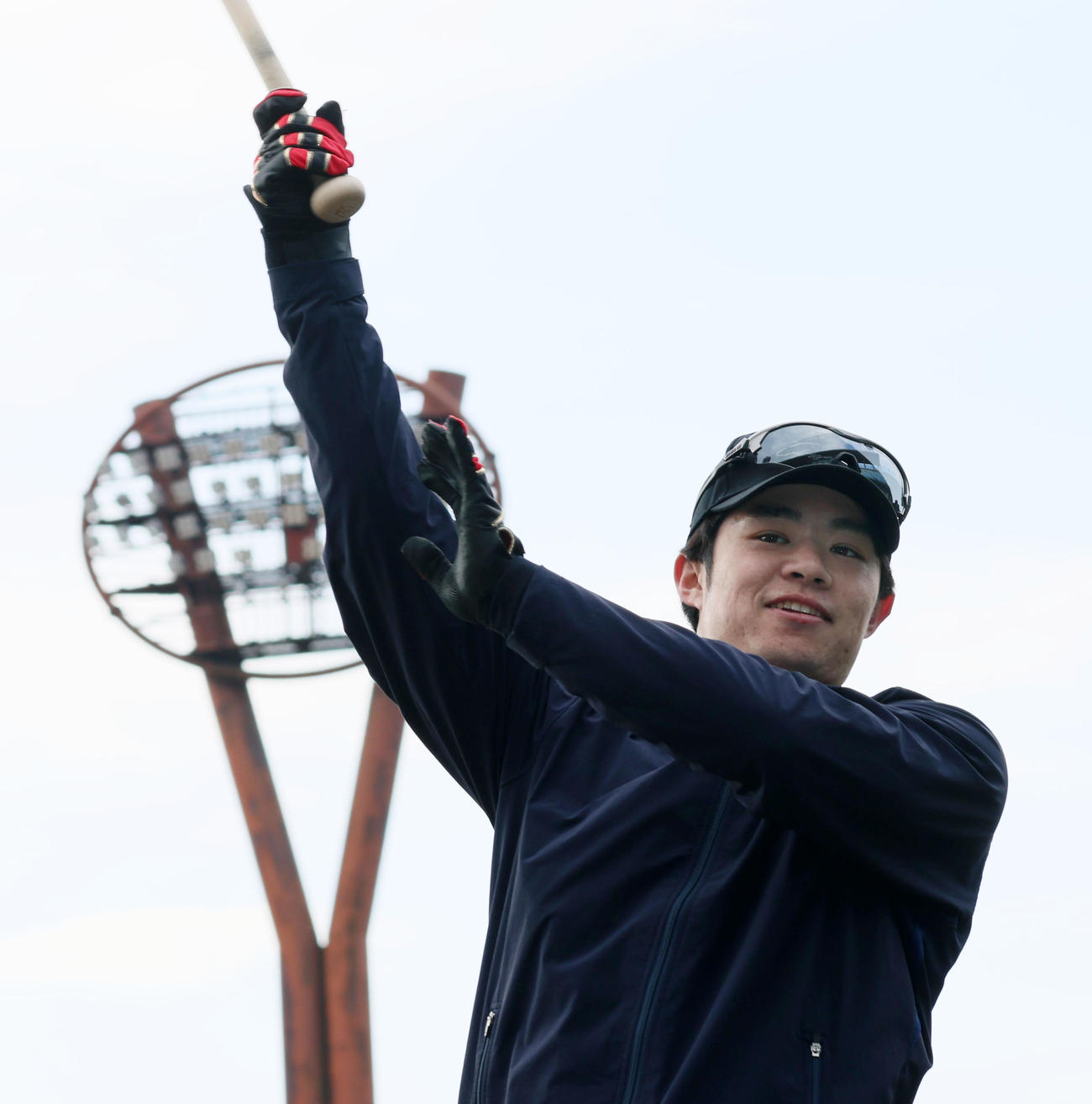 自主トレを公開しトス打撃を行う中野（撮影・加藤哉）