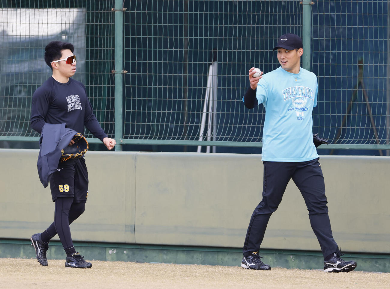 キャッチボールを終え、石井（左）と話をする佐藤蓮（撮影・藤尾明華）
