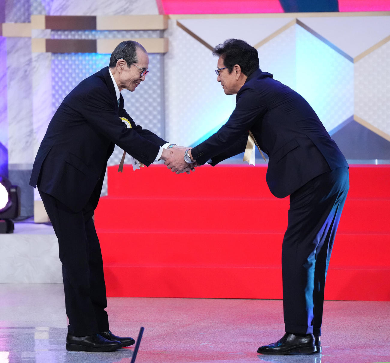 ビッグスポーツ賞を受賞し、王会長（左）から握手で祝福される侍ジャパン栗山前監督（撮影・菅敏）