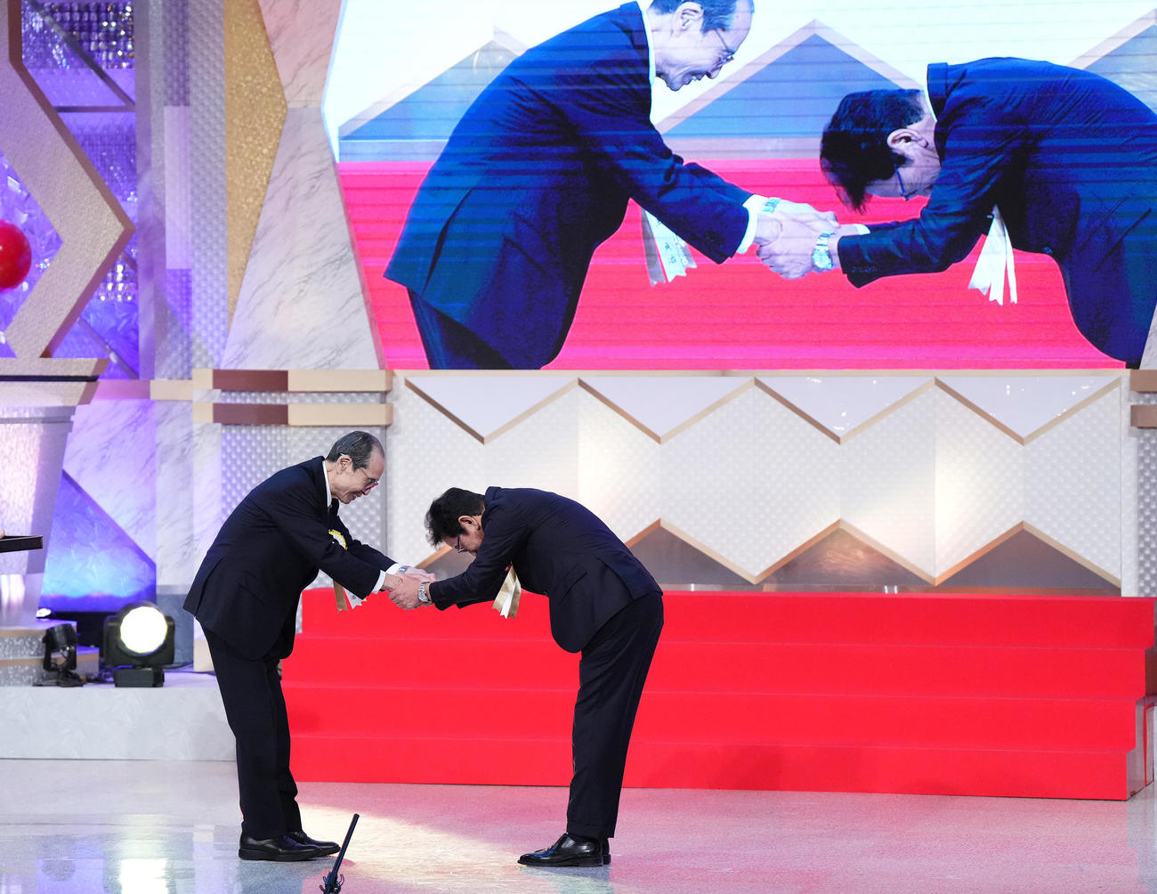 ビッグスポーツ賞を受賞し、王会長（左）から握手で祝福される侍ジャパン栗山前監督（撮影・菅敏）