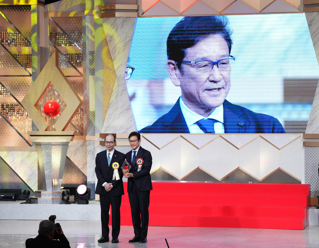 ビッグスポーツ賞を受賞し、王会長（左）と記念写真に納まる侍ジャパン栗山前監督（撮影・菅敏）