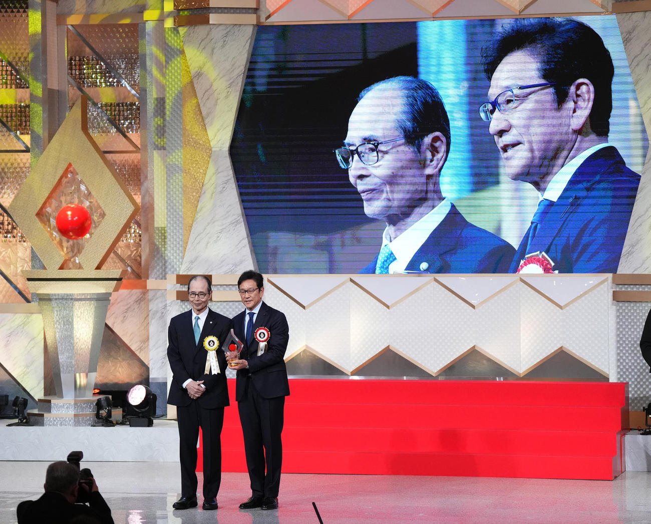 ビッグスポーツ賞を受賞し、王会長（左）と記念写真に納まる侍ジャパン栗山前監督（撮影・菅敏）