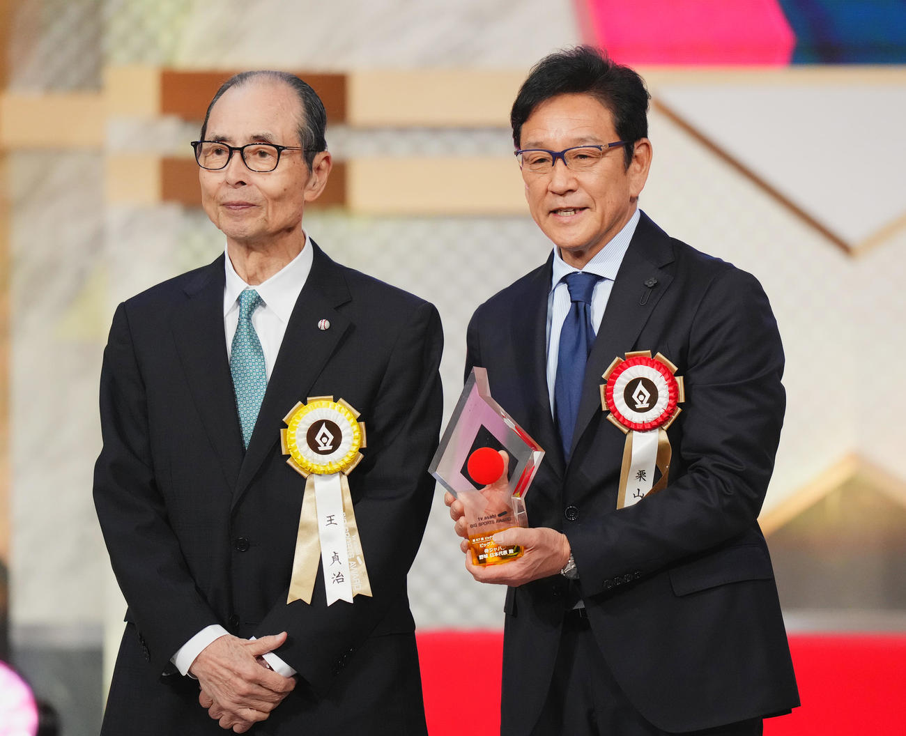 ビッグスポーツ賞を受賞し、王会長（左）と記念写真に納まる侍ジャパン栗山前監督（撮影・菅敏）