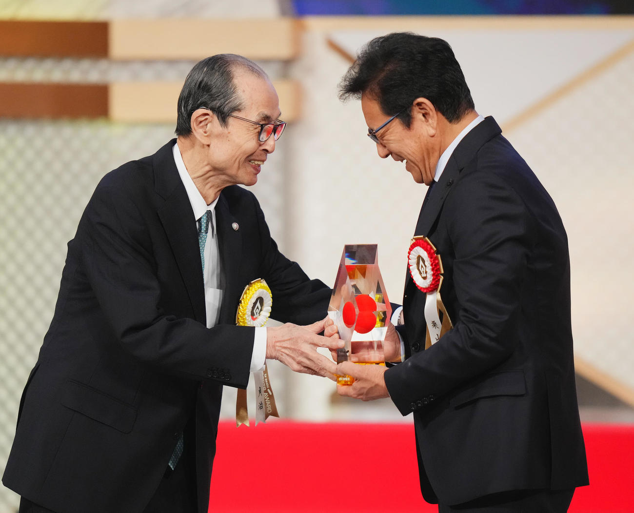 ビッグスポーツ賞を受賞し、王会長（左）から祝福される侍ジャパン栗山前監督（撮影・菅敏）