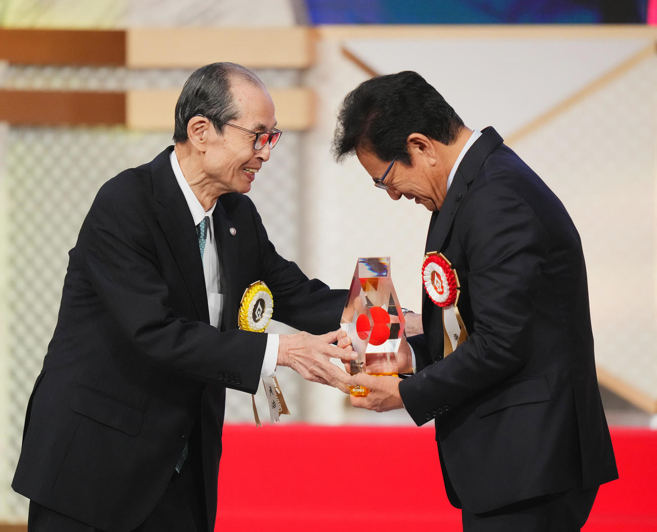 ビッグスポーツ賞を受賞し、王会長（左）から祝福される侍ジャパン栗山前監督（撮影・菅敏）