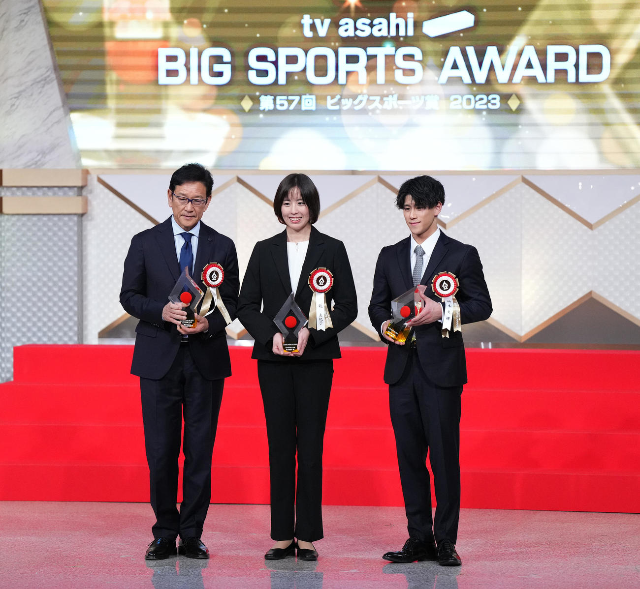 ビッグスポーツ賞を受賞し記念写真に納まる、左から侍ジャパン栗山前監督、乾、橋本（撮影・菅敏）