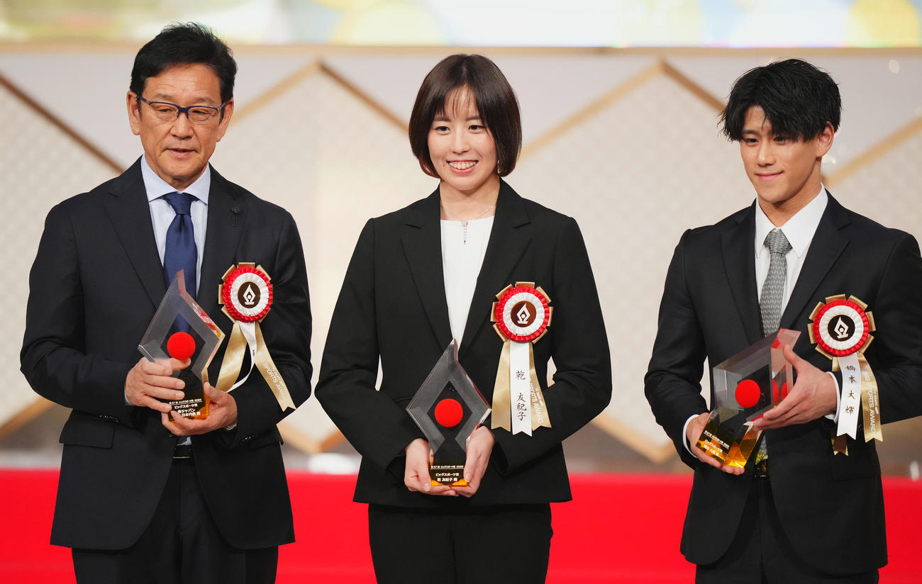 ビッグスポーツ賞を受賞し記念写真に納まる、左から侍ジャパン栗山前監督、乾、橋本（撮影・菅敏）