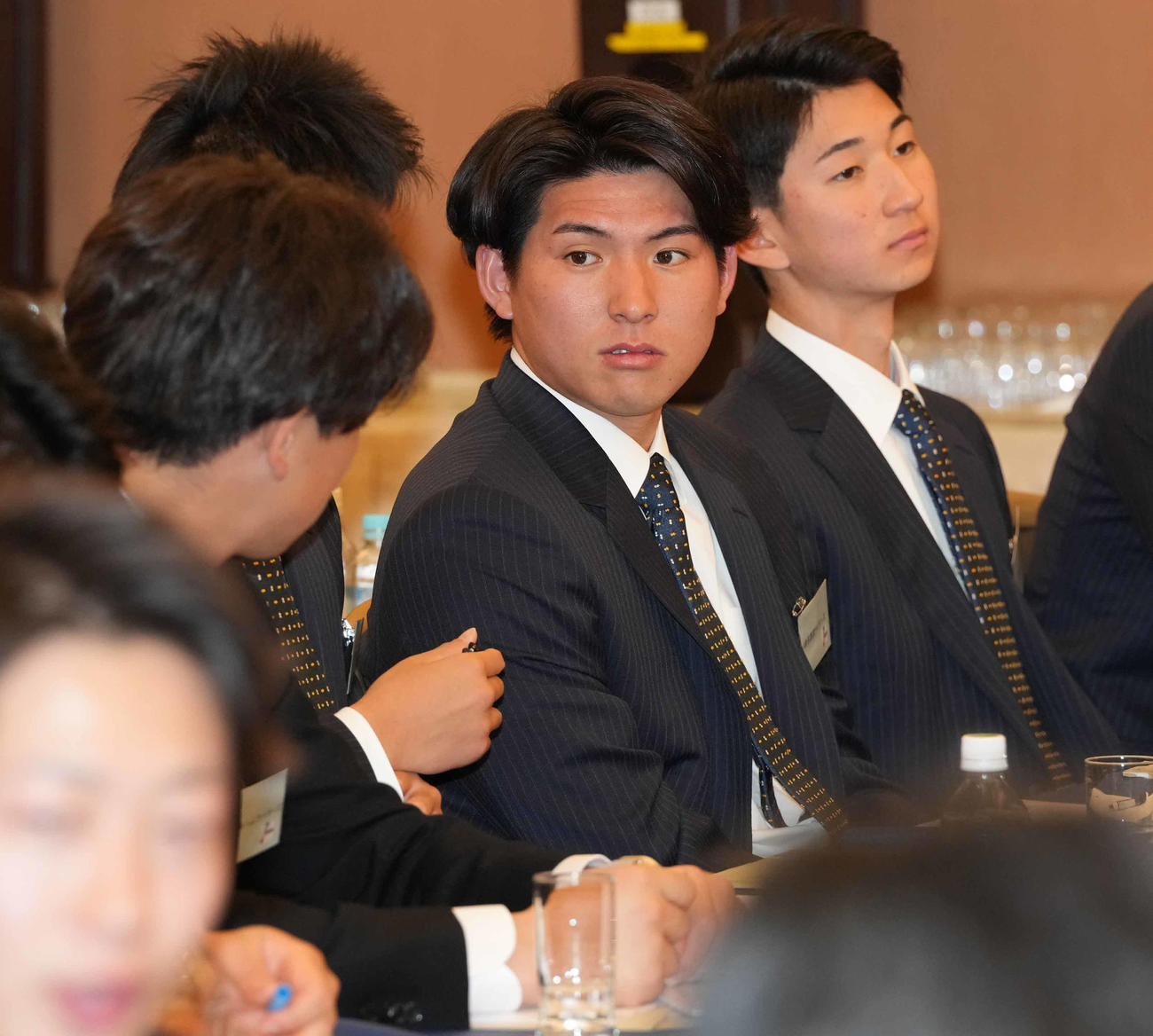 新人研修を受ける西武武内（中央）（撮影・鈴木みどり）