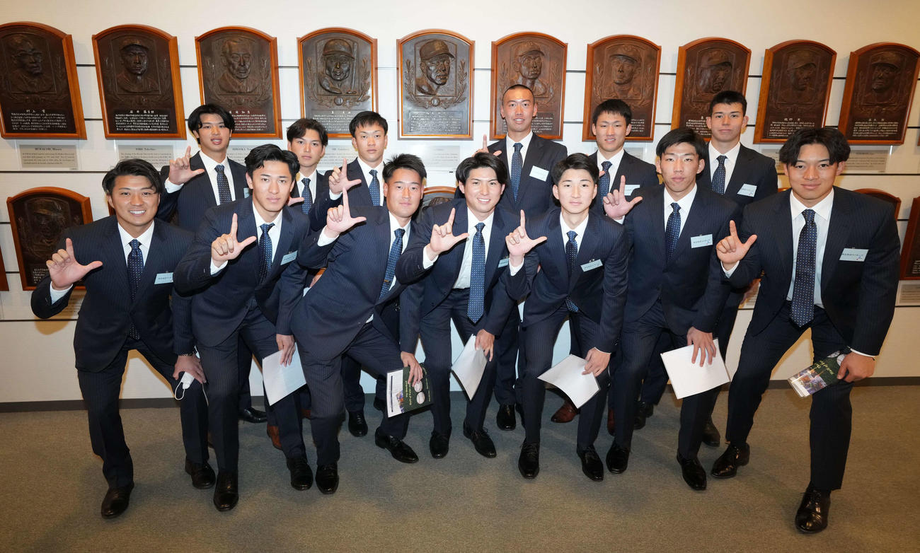 野球殿堂博物館を見学し、稲尾和久氏のレリーフを囲み記念撮影に納まる武内（前列中央）ら西武の新人選手たち（撮影・鈴木みどり）