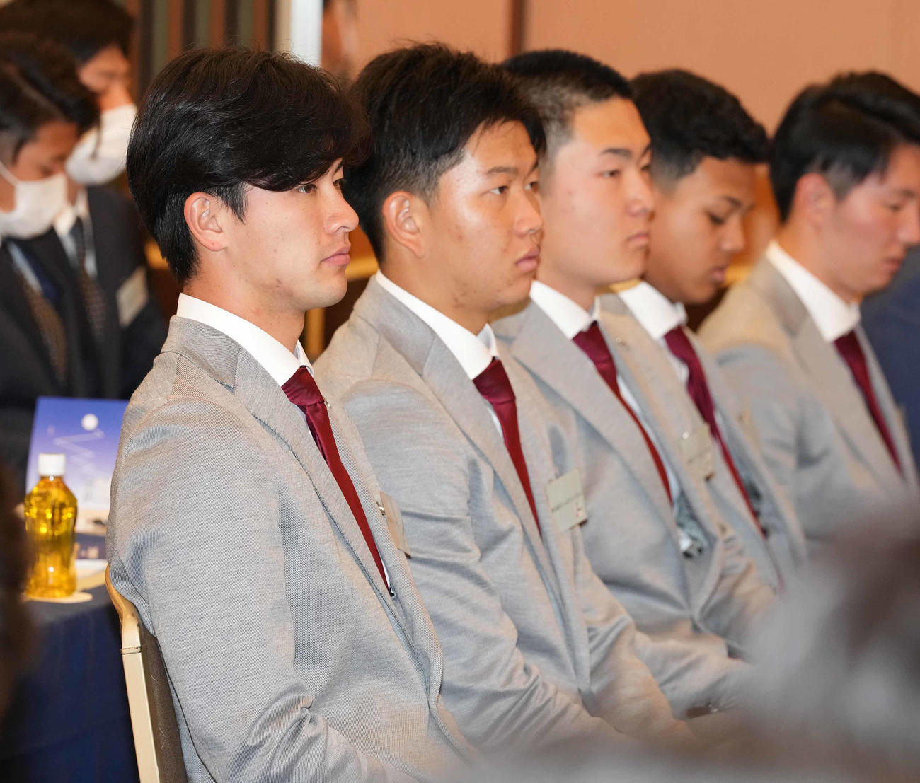 新人研修を受ける楽天古謝（左）（撮影・鈴木みどり）