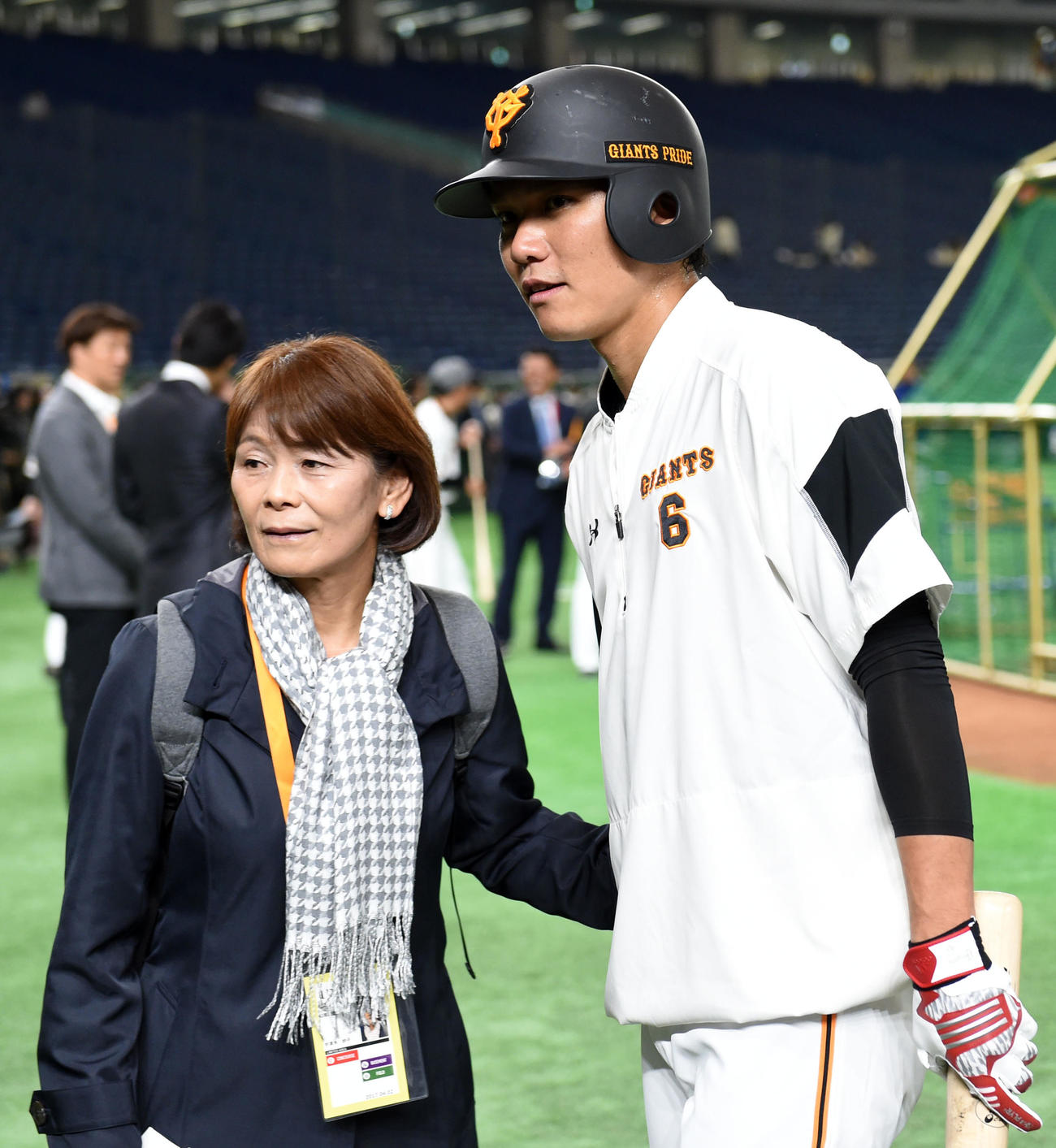 試合前、会話を交わす宇津木妙子氏（左）と巨人坂本勇人（2017年4月撮影）
