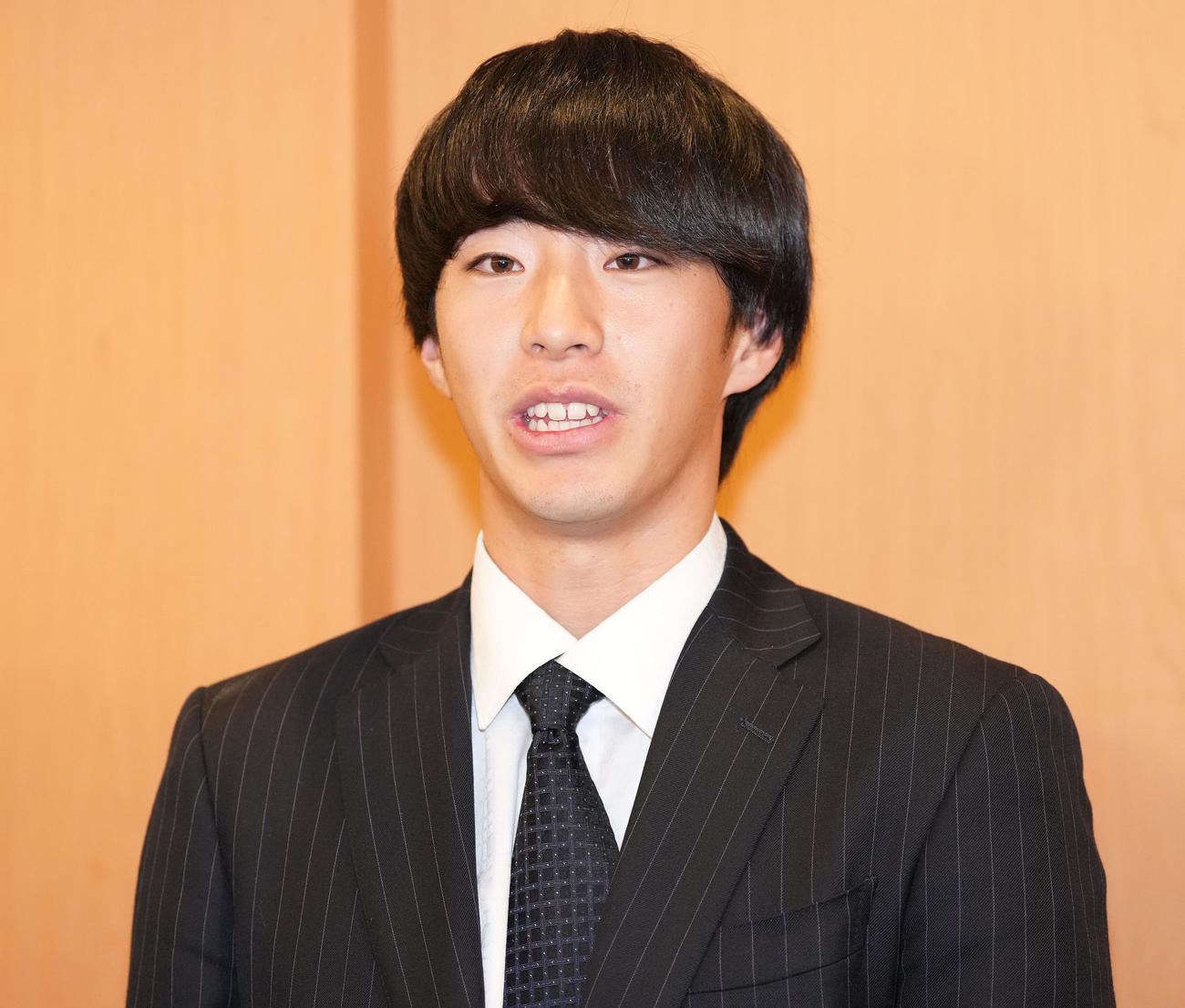新人研修を終え、囲み取材に応じるDeNA度会（撮影・鈴木みどり）