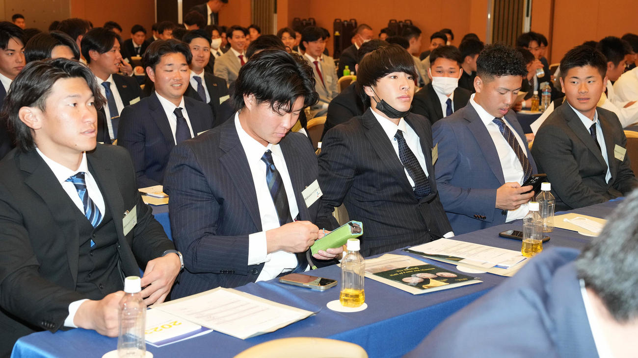新人研修を受けるDeNA度会（中央）（撮影・鈴木みどり）