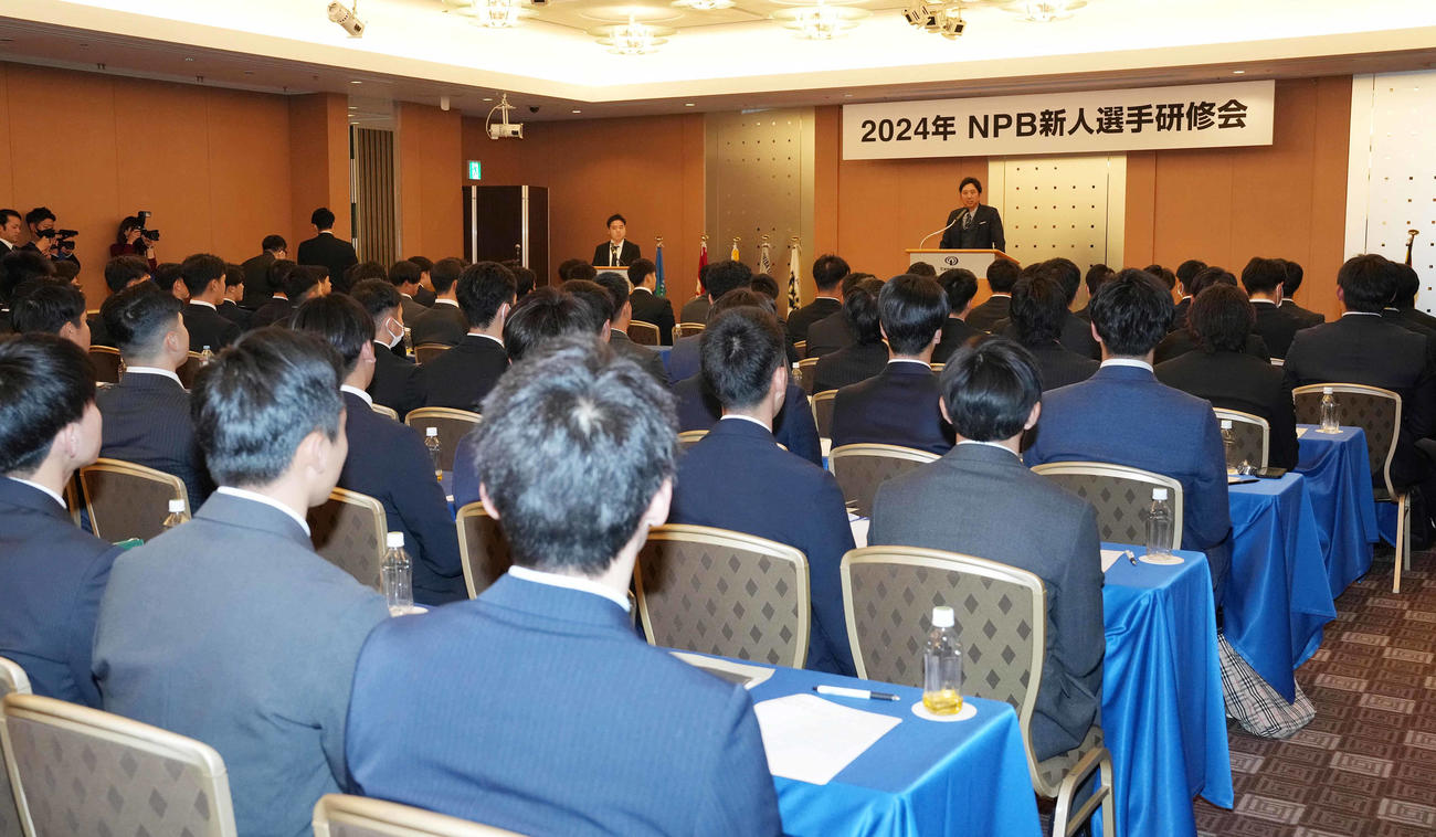 新人研修で講師を務めた藤川球児氏（撮影・鈴木みどり）