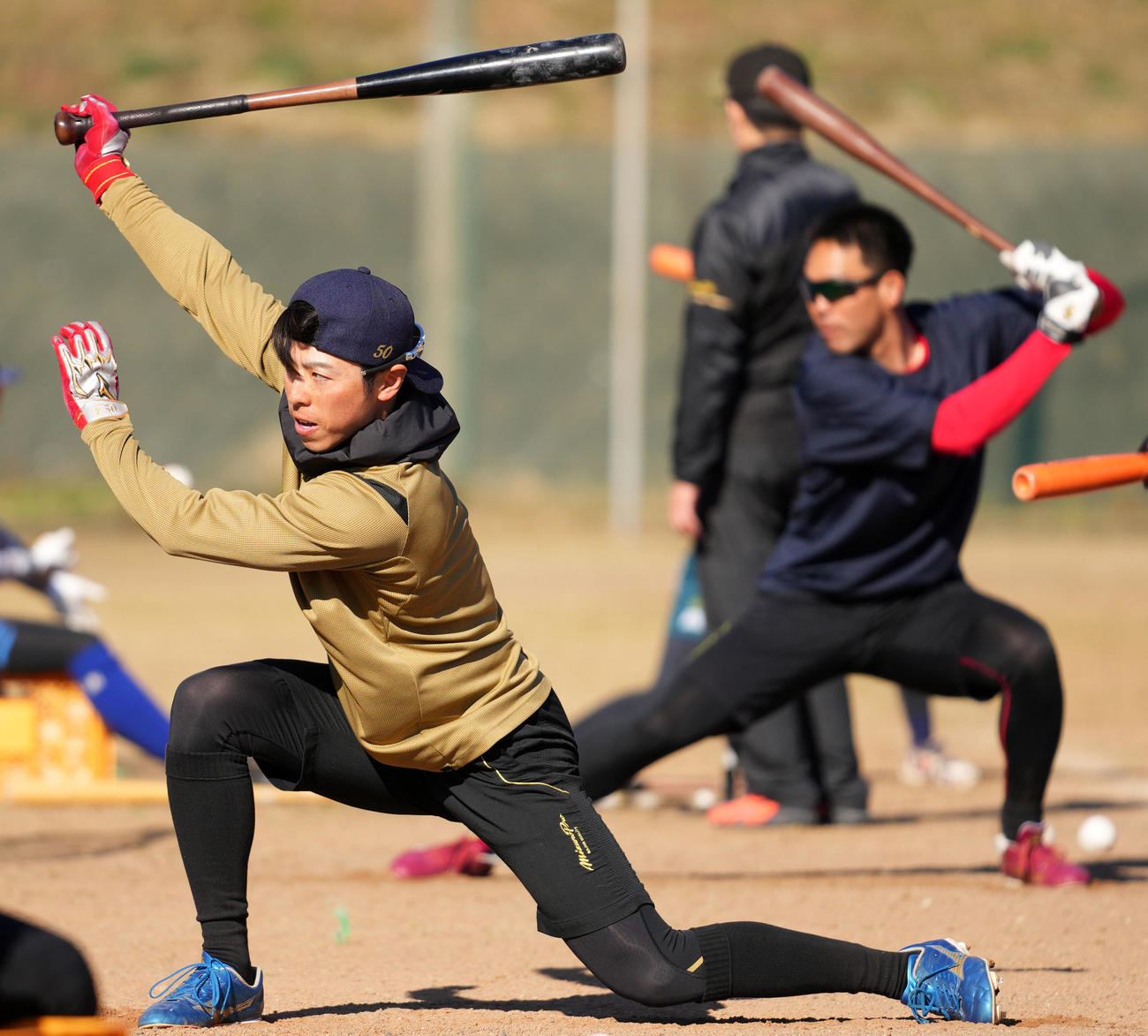 ティー打撃をする日本ハム五十幡。右は広島秋山（撮影・横山健太）