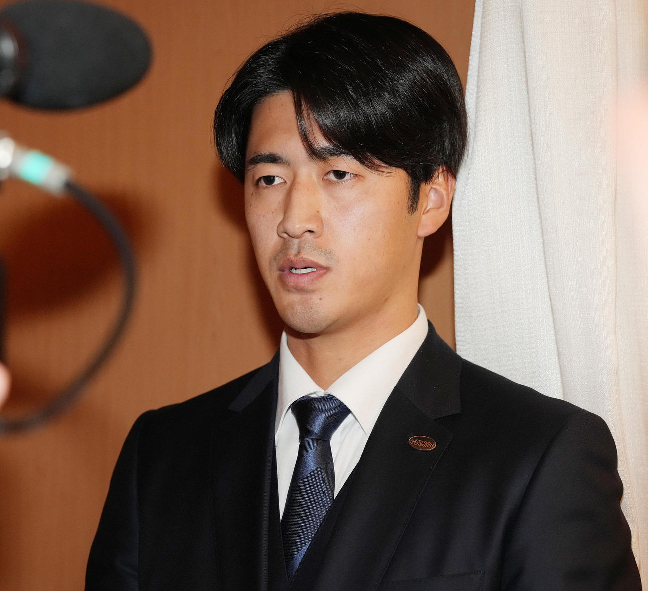 新人研修後、囲み取材に応じる巨人西舘（撮影・鈴木みどり）