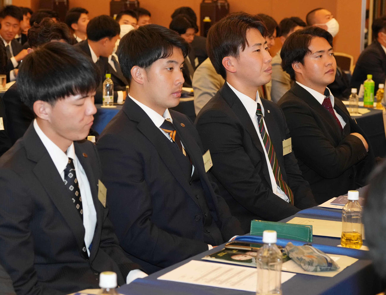 新人研修を受けるヤクルト西舘（右から2人目）（撮影・鈴木みどり）