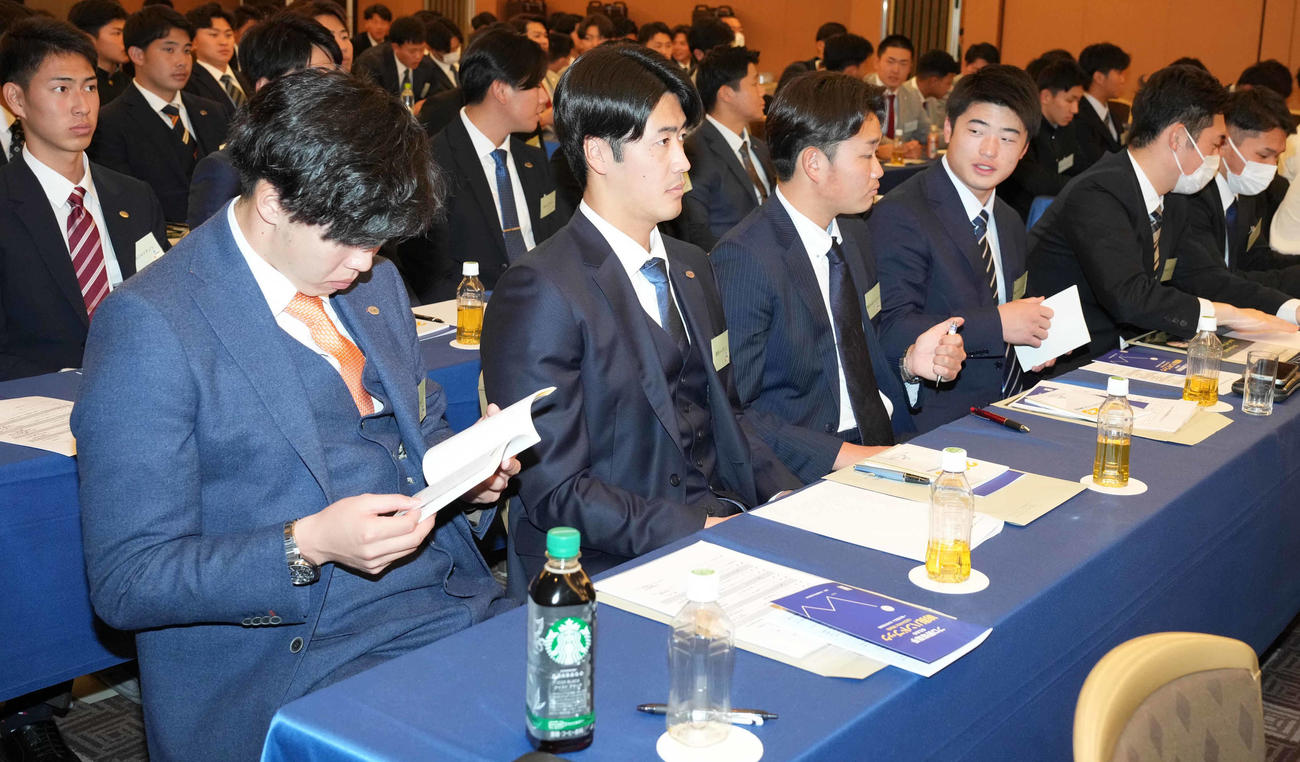 新人研修を受ける巨人西舘（前列左から2人目）（撮影・鈴木みどり）