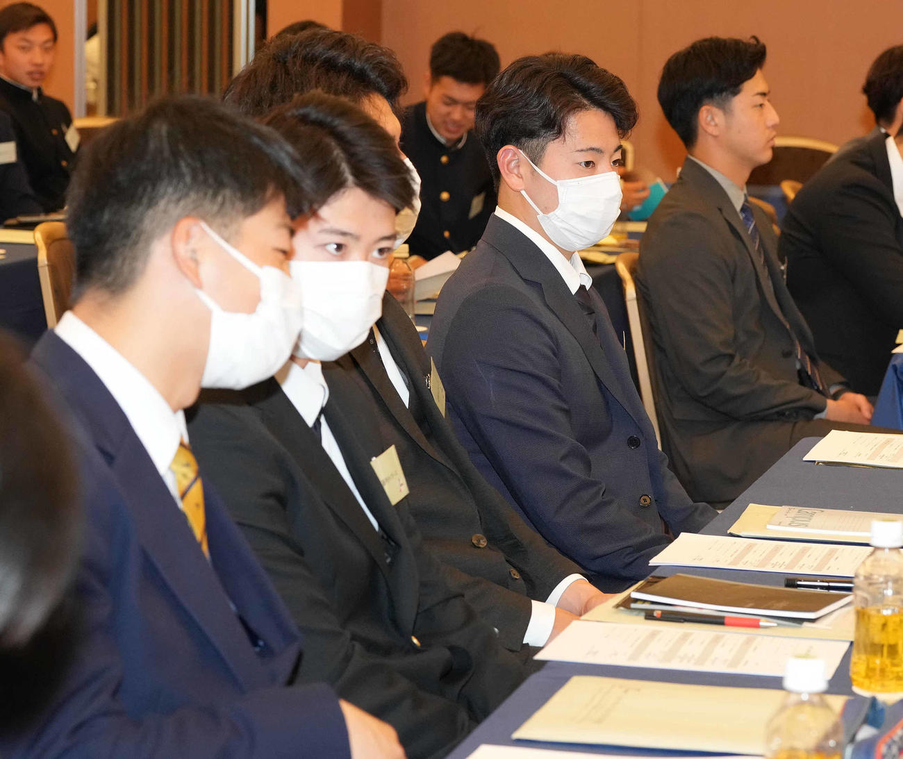 新人研修を受ける阪神下村（右から2人目）（撮影・鈴木みどり）