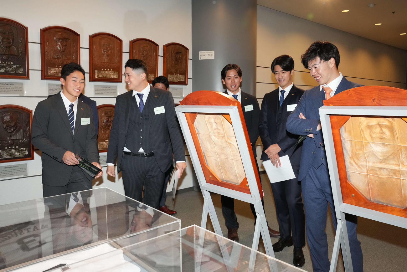 野球殿堂博物館を見学する西舘（右から2人目）ら巨人の新人選手たち（撮影・鈴木みどり）