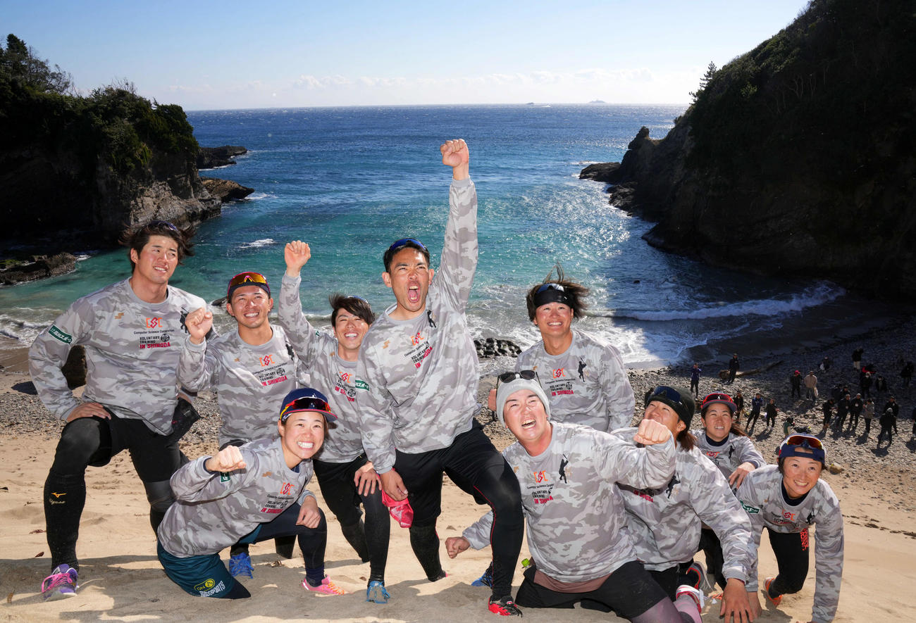 静岡県下田の海を背に雄たけびを上げる広島秋山（左から5人目）ら。左から宇草、富山サンダーバーズ・武部、1人おいて日本ハム五十幡、1人おいて広島中村健、楽天沢野、武藤（撮影・横山健太）
