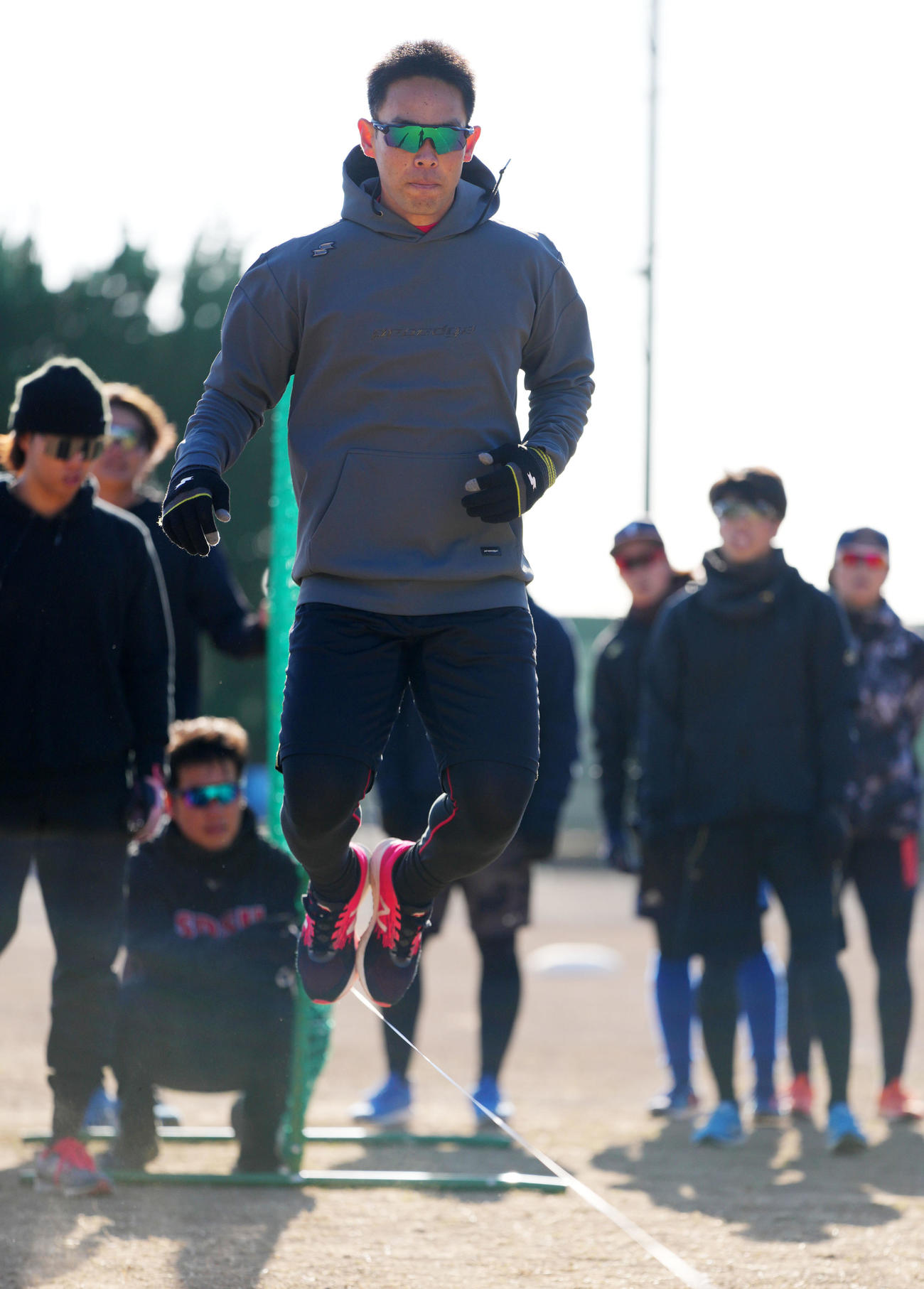 トレーニングをする広島秋山（撮影・横山健太）