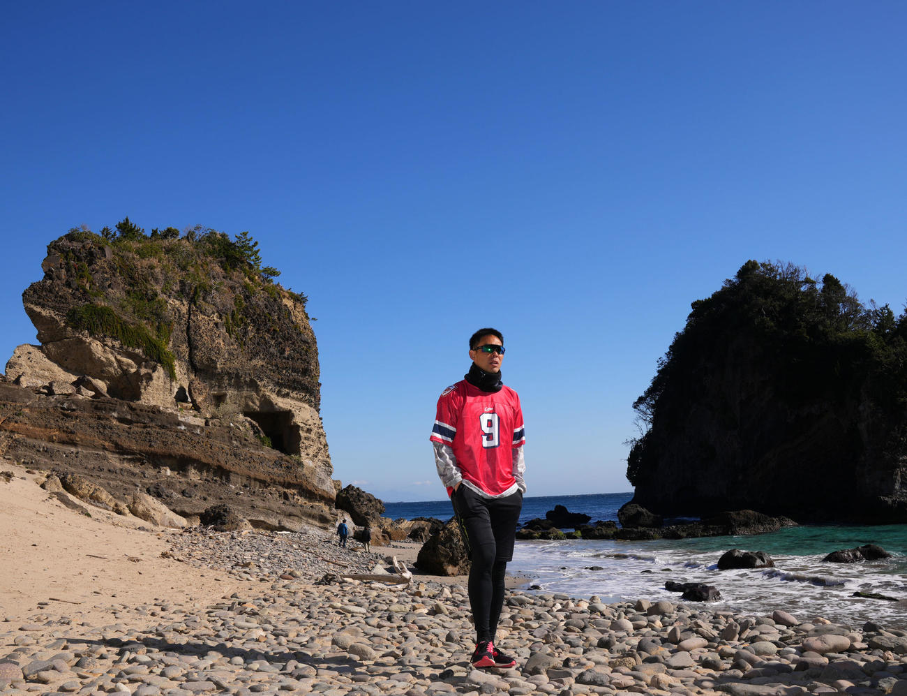 海辺を歩く広島秋山（撮影・横山健太）