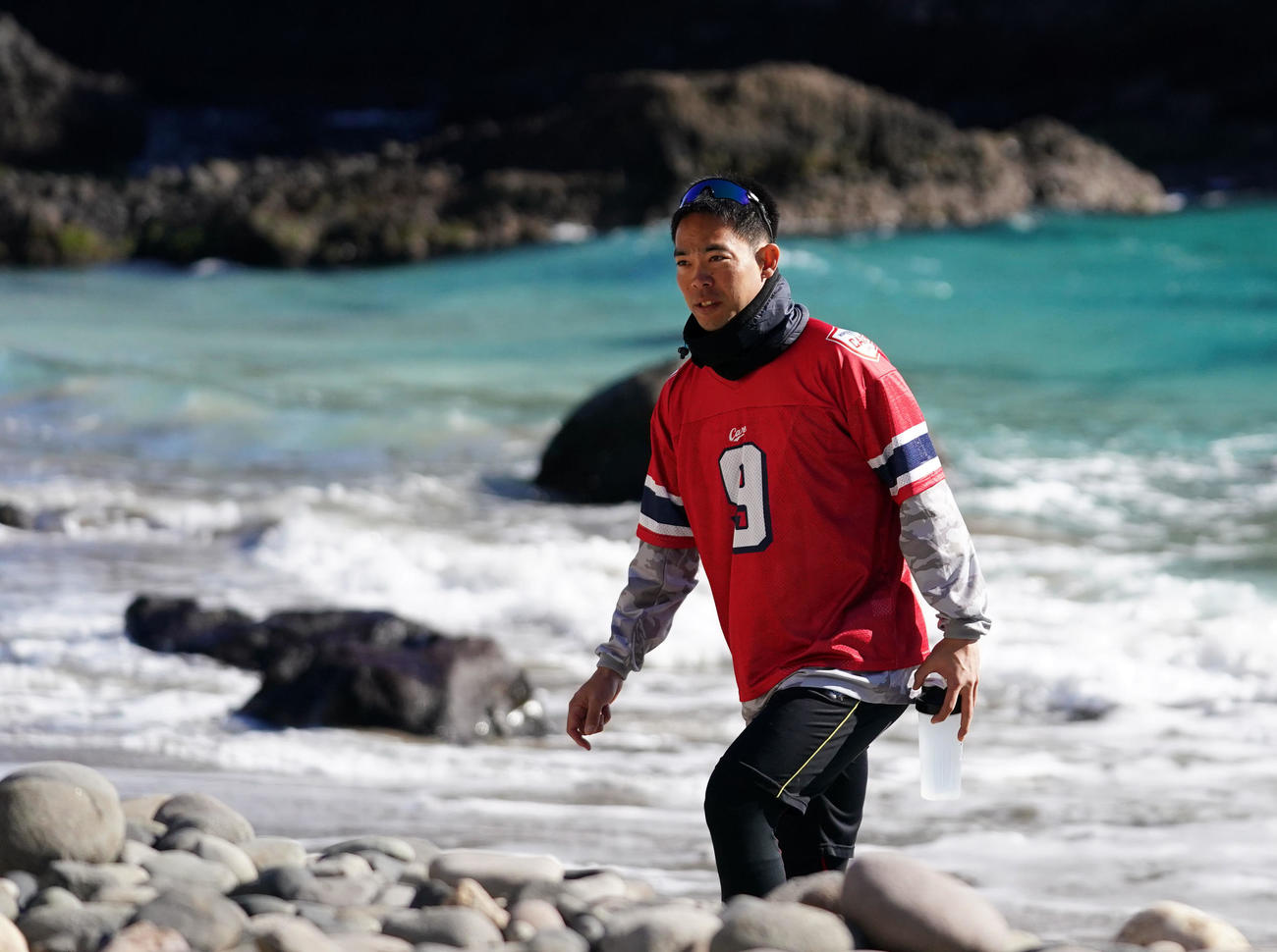 海辺を歩く広島秋山（撮影・横山健太）