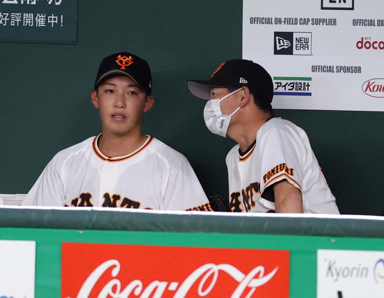 桑田コーチ（右）の話を聞く赤星（2022年撮影）