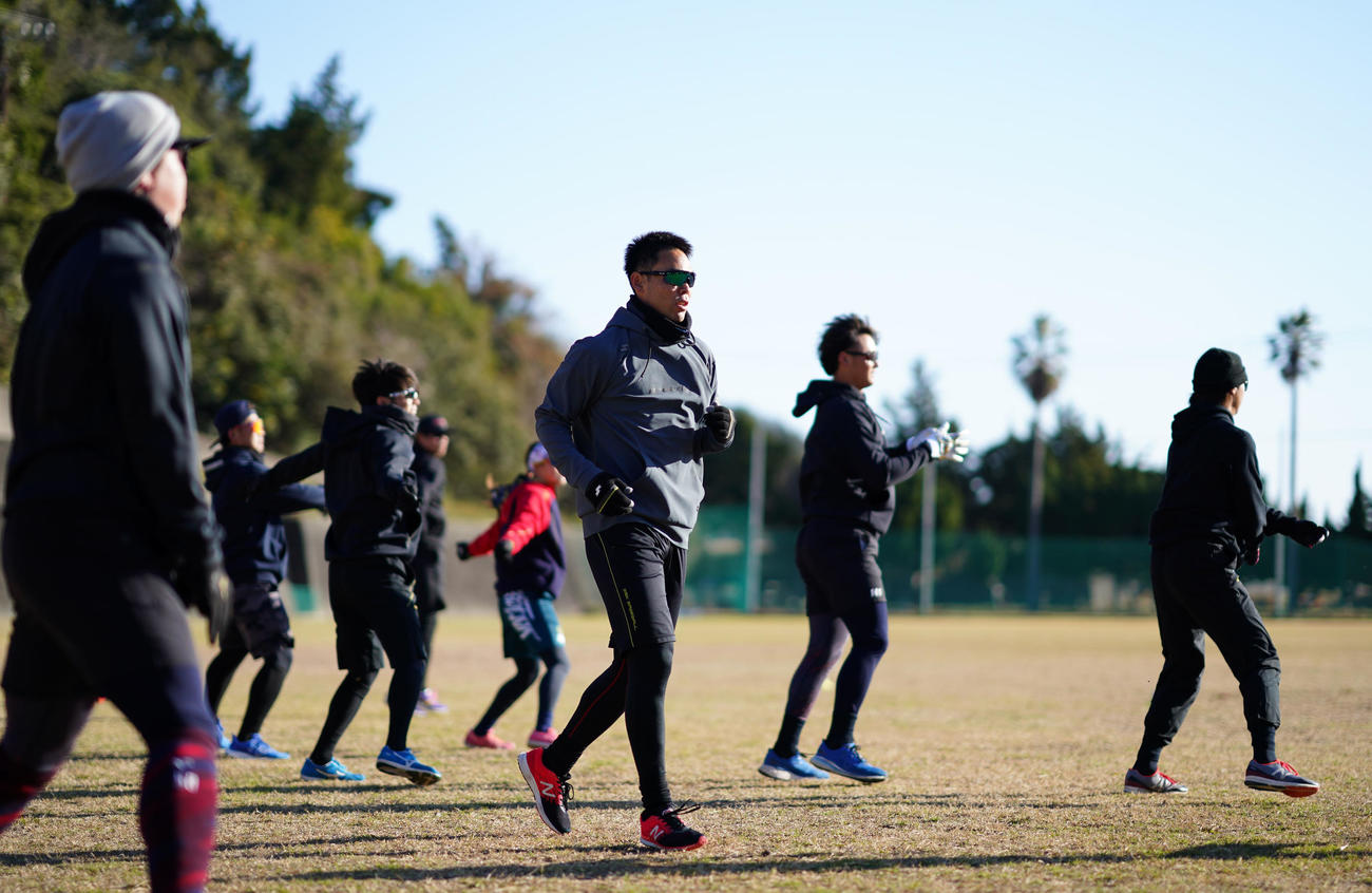自主トレを公開した広島秋山（中央）ら（撮影・横山健太）