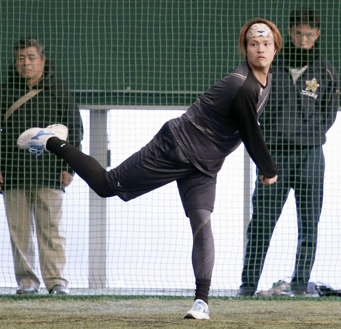 西武への移籍が決まった甲斐野は、ライオン柄のヘッドバンドでキャッチボールする（共同）