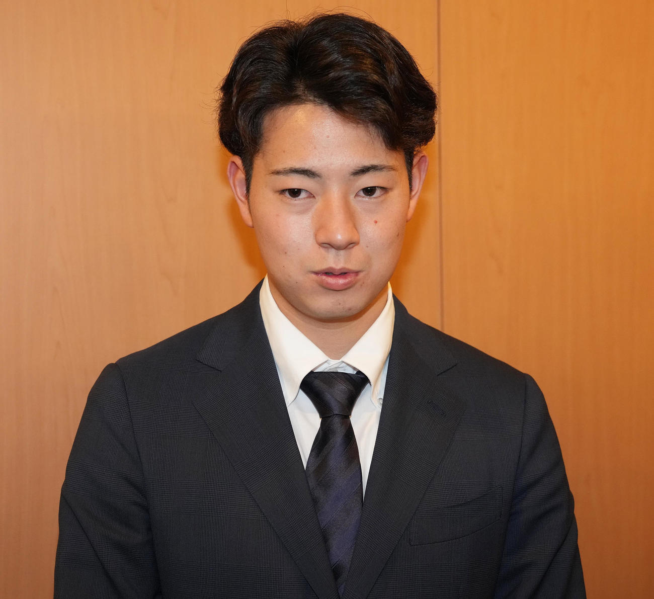 新人研修後、囲み取材に応じる阪神下村（撮影・鈴木みどり）
