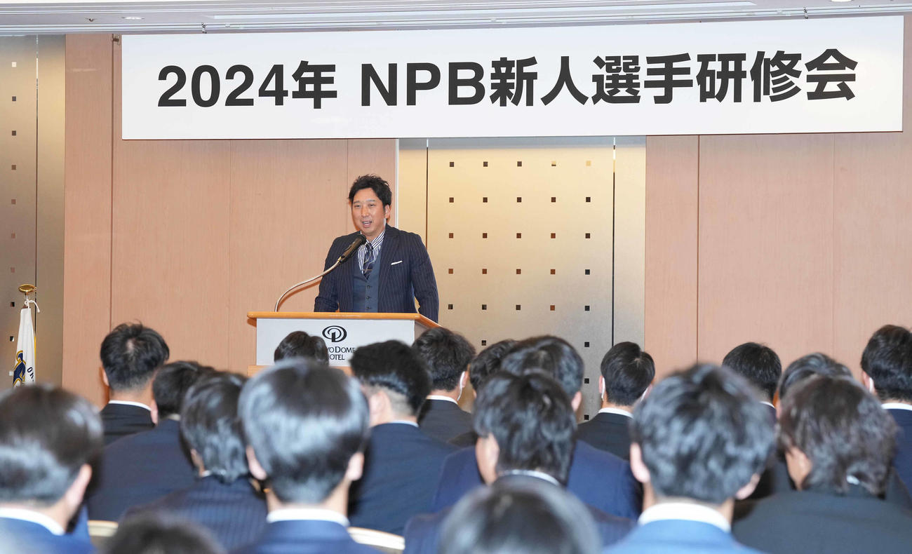新人研修で講師を務めた藤川球児氏（撮影・鈴木みどり）