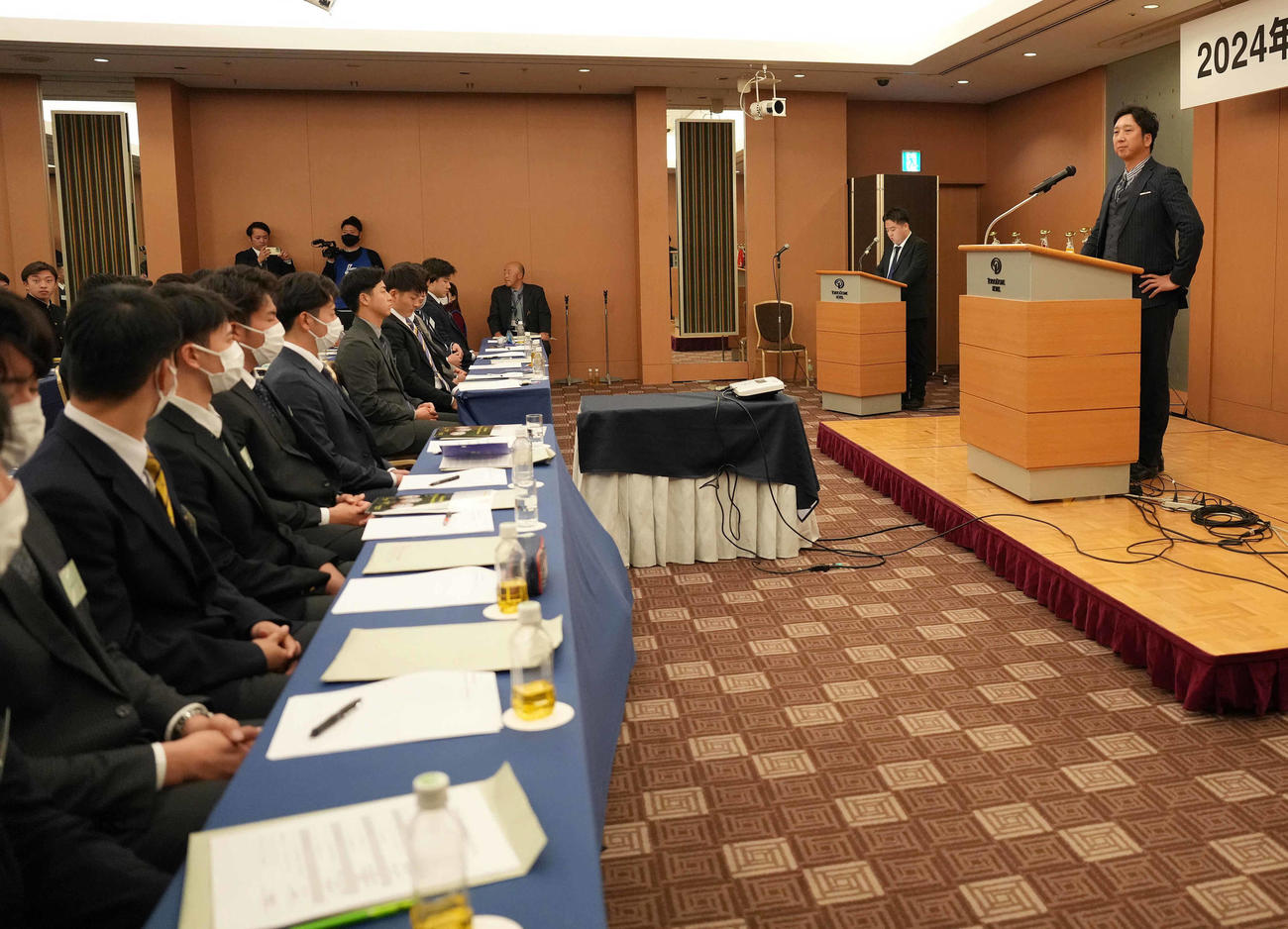 新人研修で講師を務めた藤川球児氏（右）（撮影・鈴木みどり）