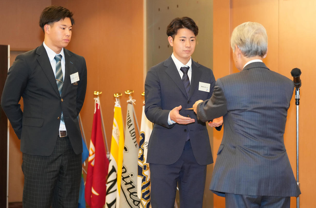 新人研修を終え、修了証を授与される阪神下村。左はオリックス横山（撮影・鈴木みどり）