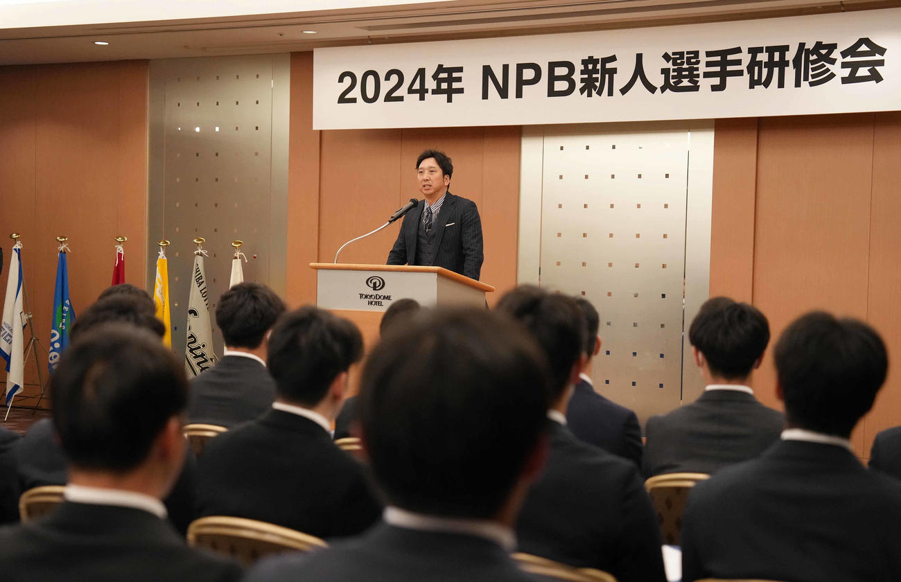 新人研修で講師を務めた藤川球児氏（撮影・鈴木みどり）