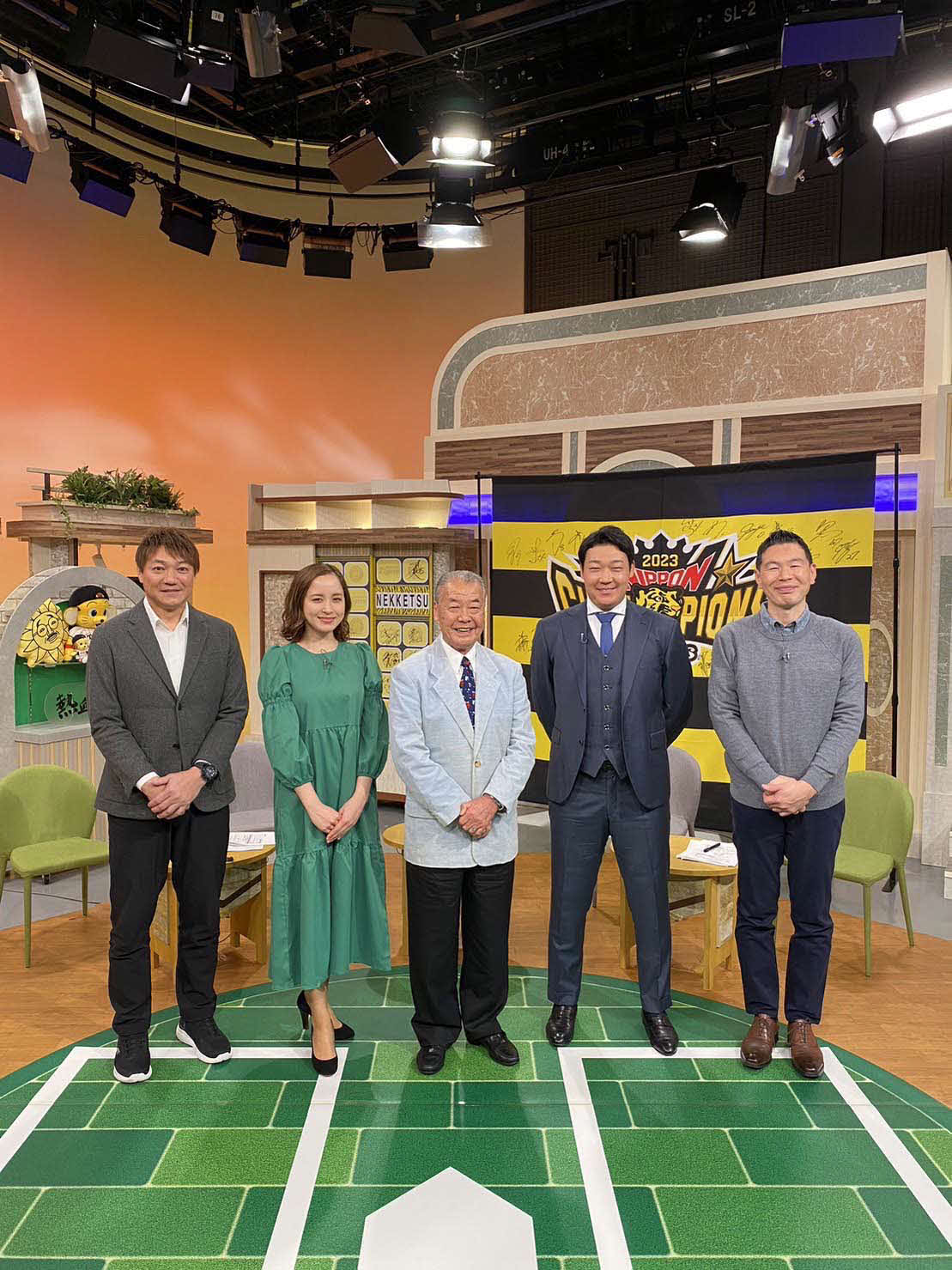 阪神大山（右から2人目）は「熱血！タイガース党」に出演し笑顔を見せる。左から浜中幹事長、秘書の武田訓佳、福本党首、一人おいて党首補佐の湯浅（球団提供）