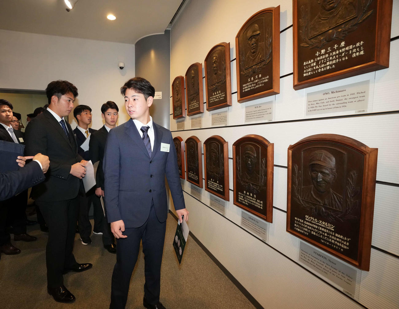 野球殿堂博物館を見学する下村（右）ら阪神の新人選手たち（撮影・鈴木みどり）