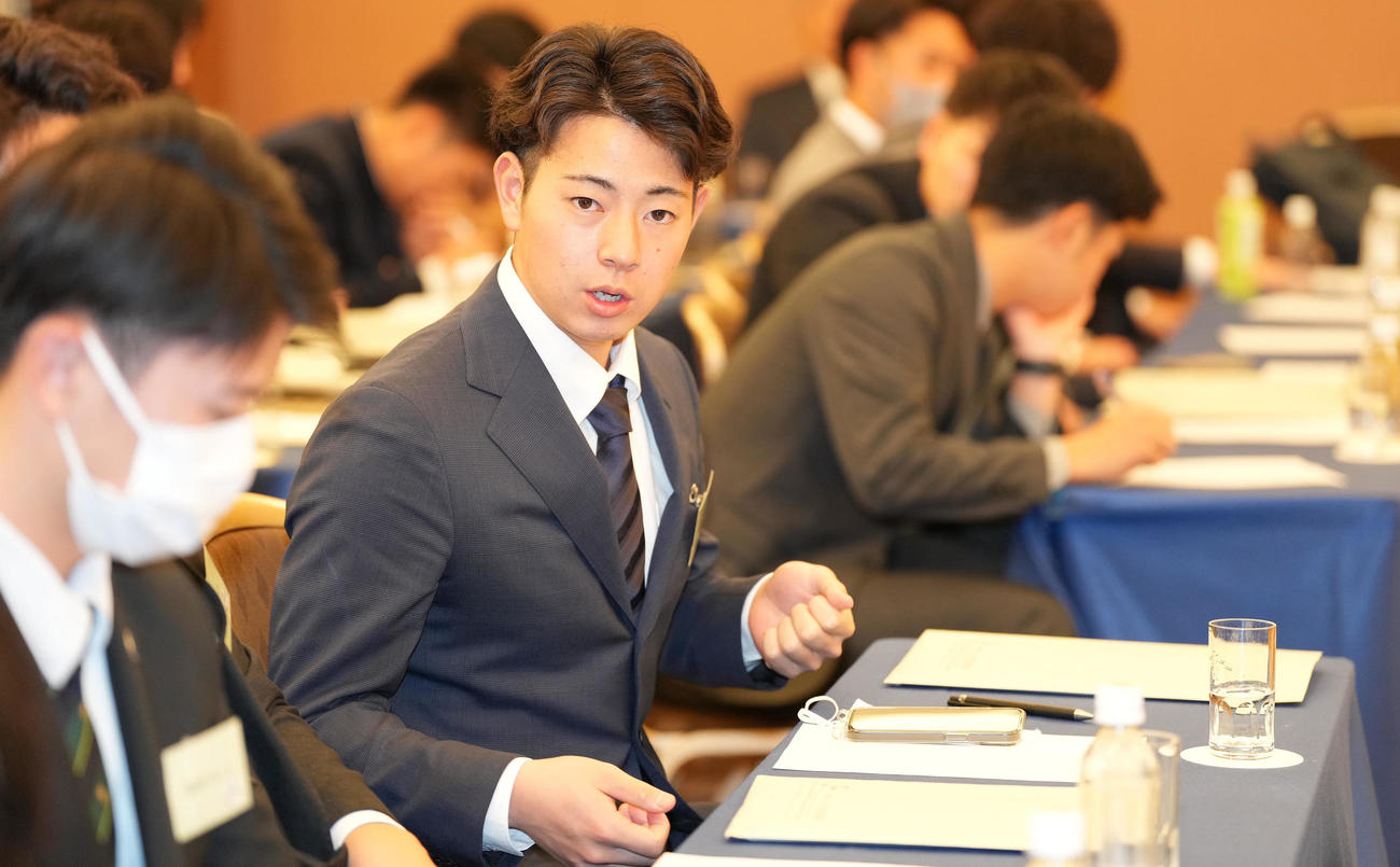 新人研修を受ける阪神下村（撮影・鈴木みどり）