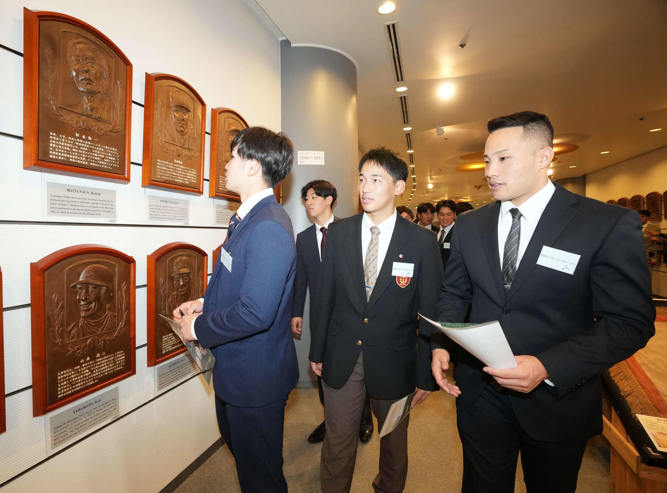 野球殿堂博物館を見学する前田（右から2人目）らソフトバンクの選手たち（撮影・鈴木みどり）