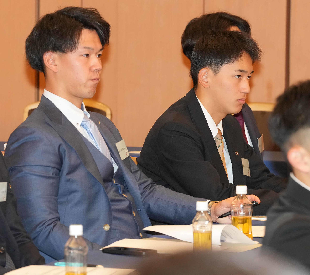 新人研修を受けるソフトバンク前田（右）（撮影・鈴木みどり）
