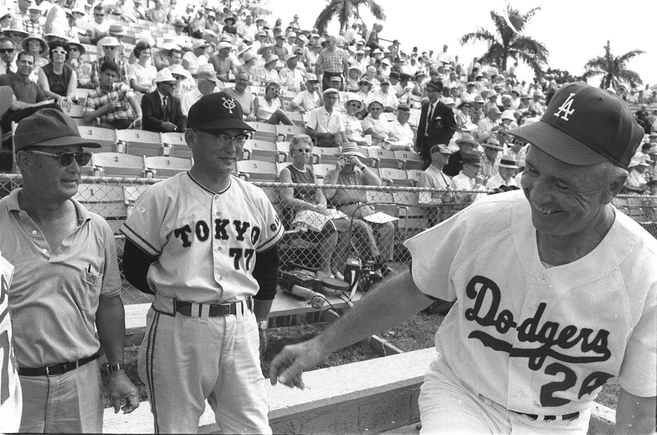 ドジャースとのオープン戦前にオルストン監督（右）と打ち合わせる巨人川上監督