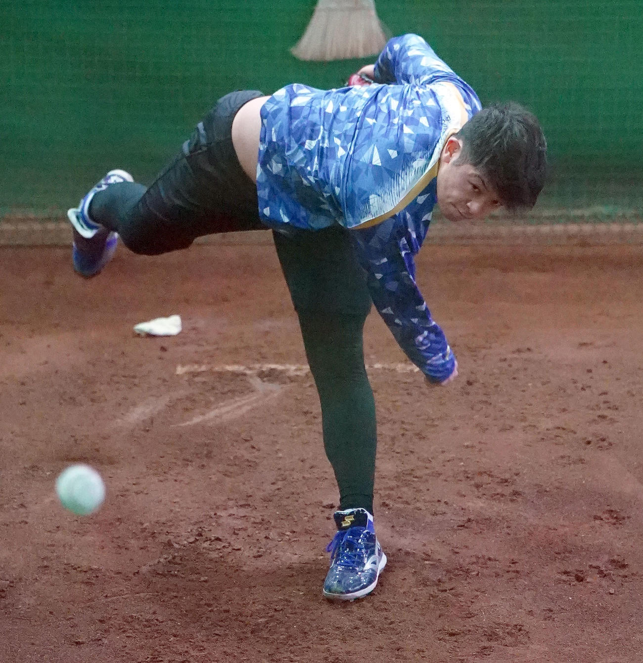 ブルペンで投球練習をする松山（撮影・森本幸一）