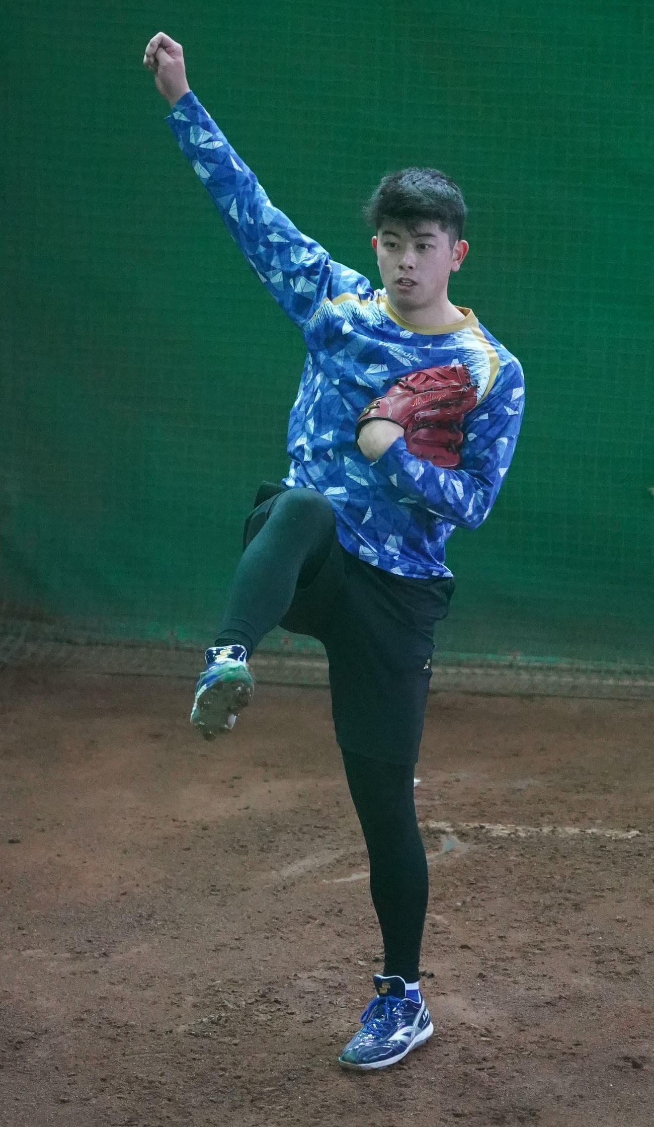 ブルペンで投球練習をする松山（撮影・森本幸一）