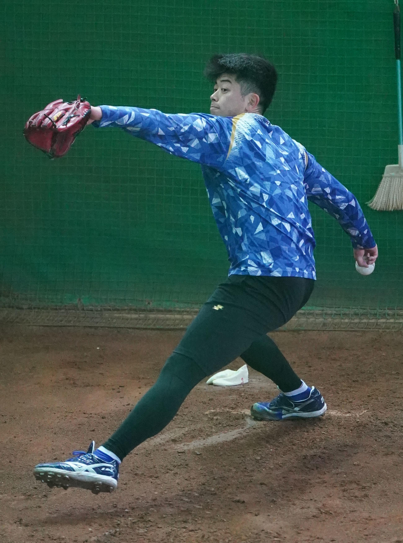 ブルペンで投球練習をする松山（撮影・森本幸一）