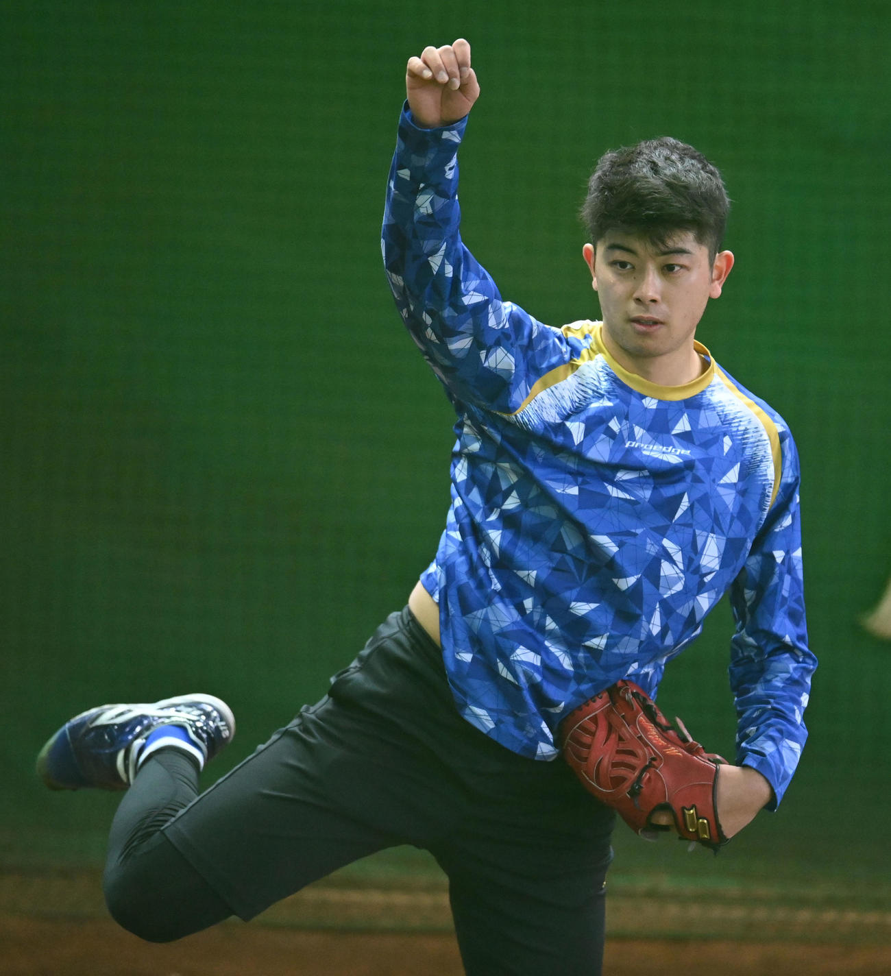 ブルペンで投球練習をする松山（撮影・森本幸一）