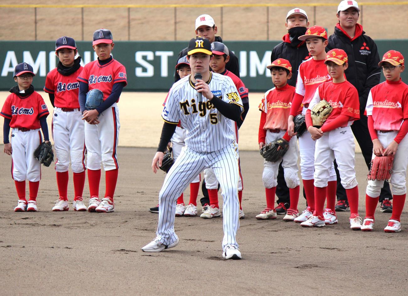 野球教室で小学生に走塁を教える阪神中野拓夢（撮影・柏原誠）